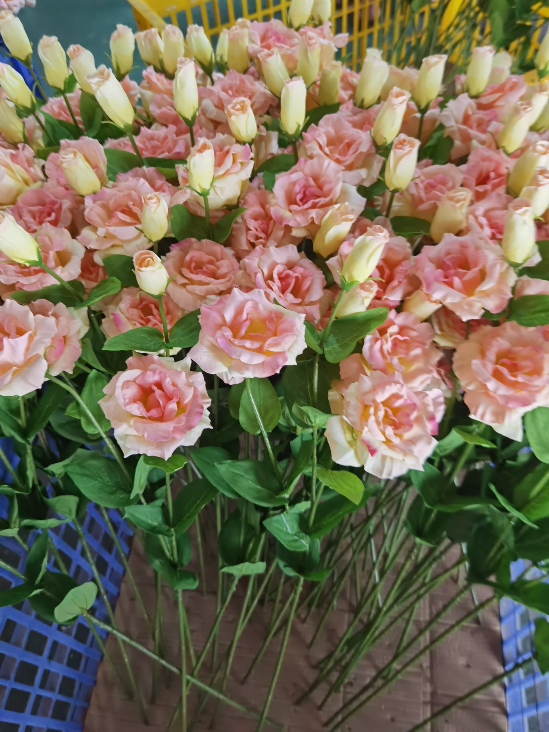 Assemble artificial flowers